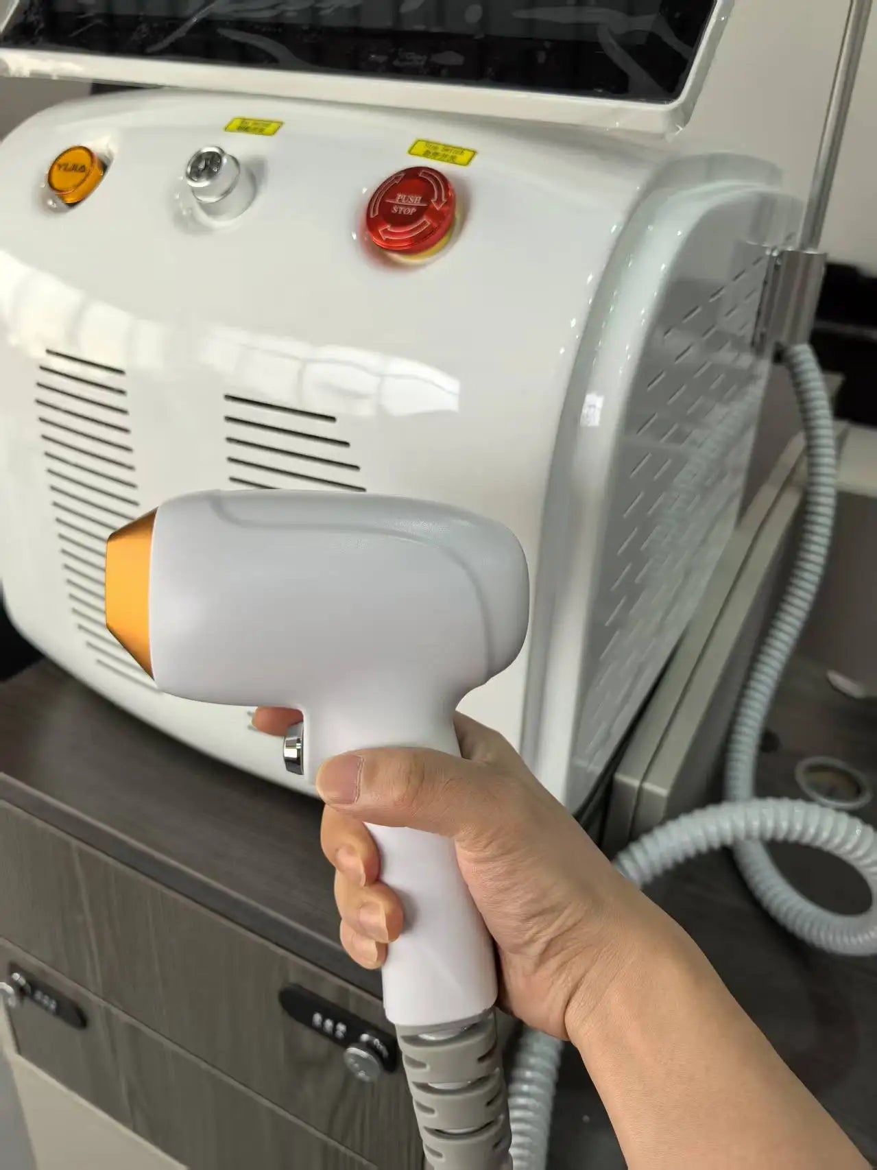 BOMP 808nm Diode Laser Hair Removal Device With Cooling Head